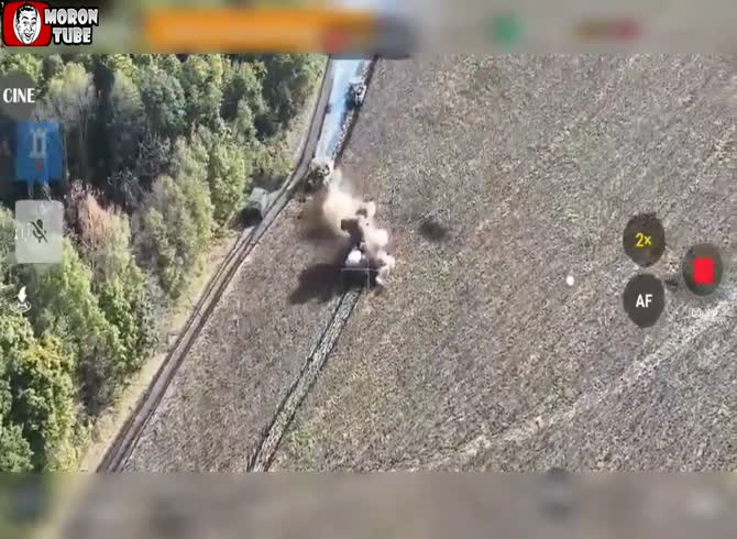 Video :Assuming Ukrainian tanks are allies, a Russian tank approaches them and offers to pay in advance